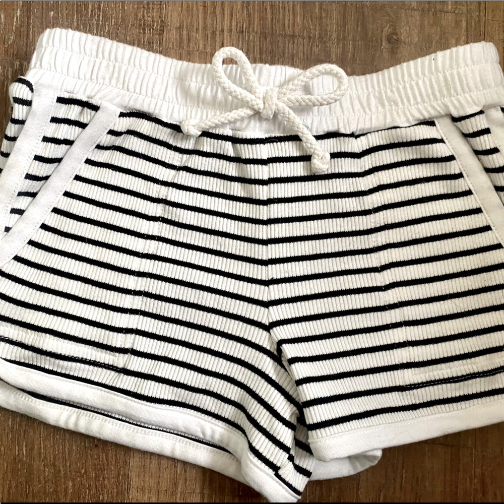 Dillard’s White and black copper key dolphin shorts
